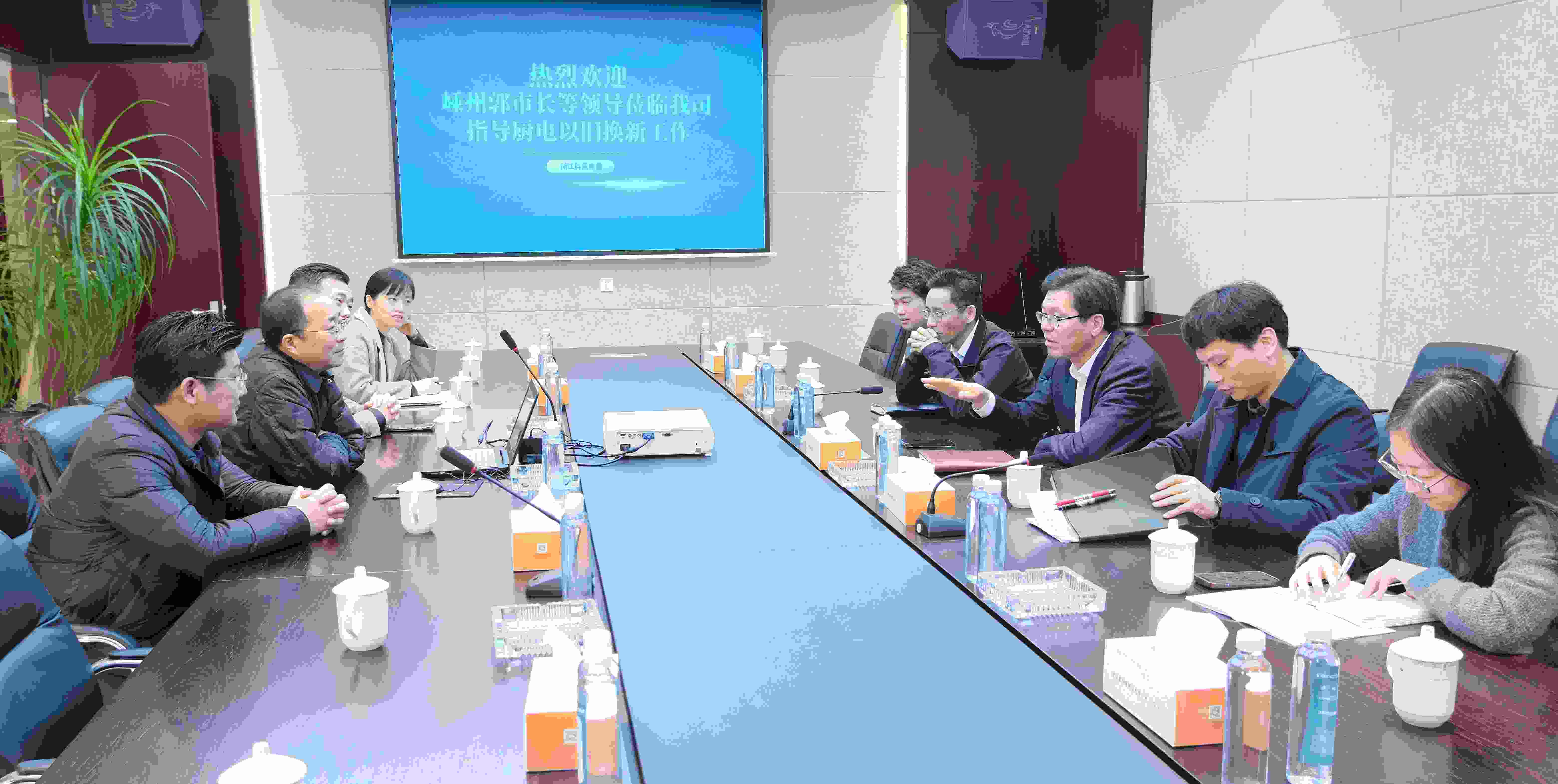 嵊州‌市副市長郭偉鋒，商務局領導一行蒞臨科恩調研廚電以舊換新工作！